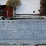 La fontana di Pragelato con i delfini incisi